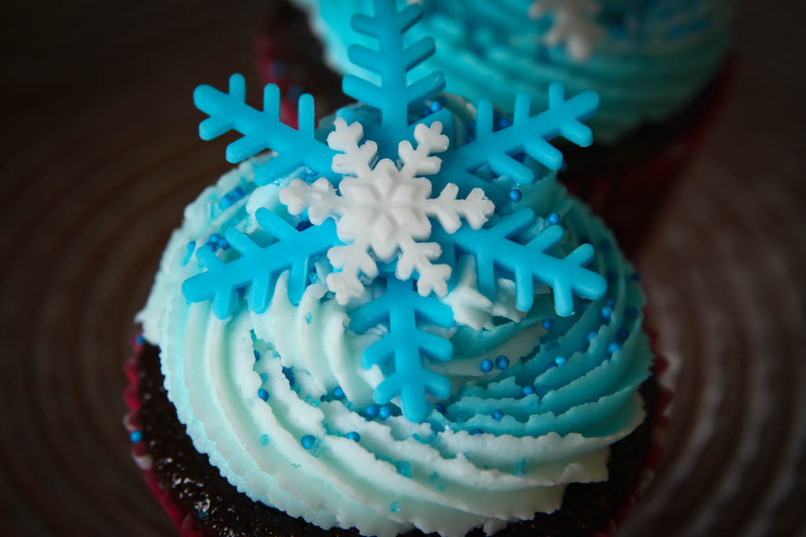 Ombre Swirl Snowflake Cupcakes